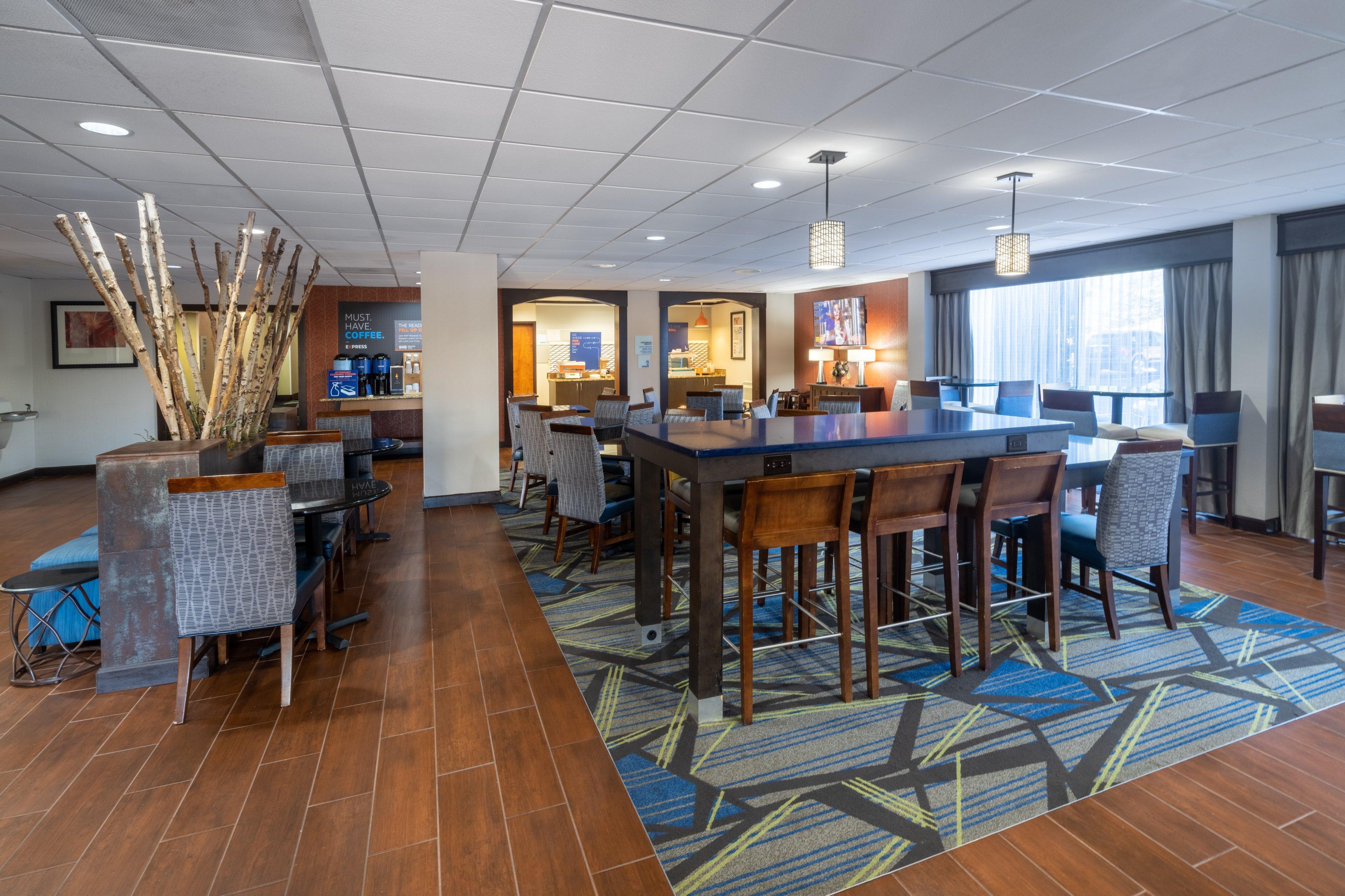 Holiday Inn Express Forsyth By Ihg Exterior photo